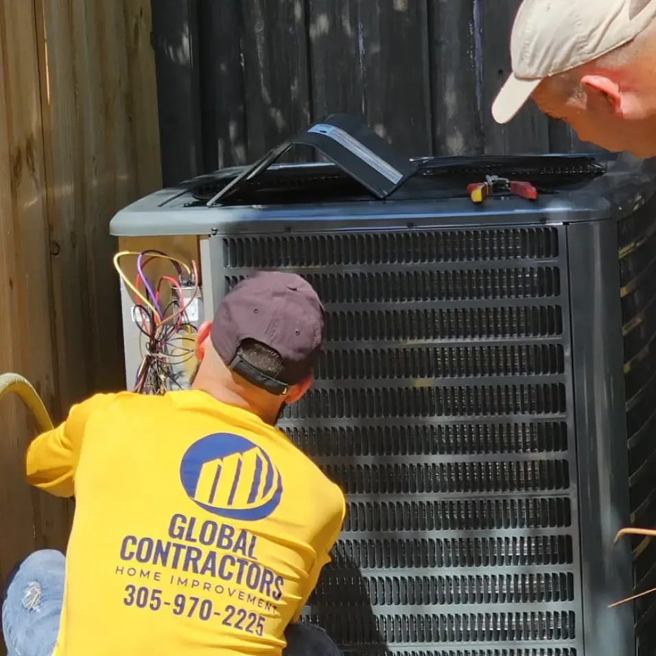 Técnico instalando un condensador de HVAC