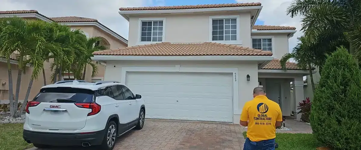 Un supervisor de Global Contractors frente a la casa de un cliente