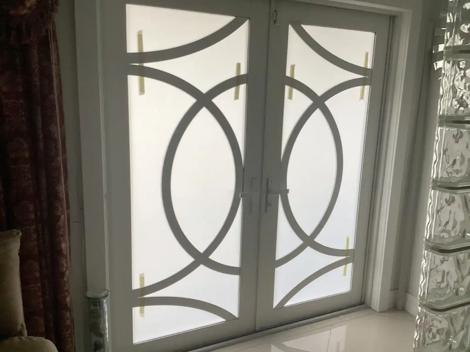 Puerta de entrada de impacto decorativa