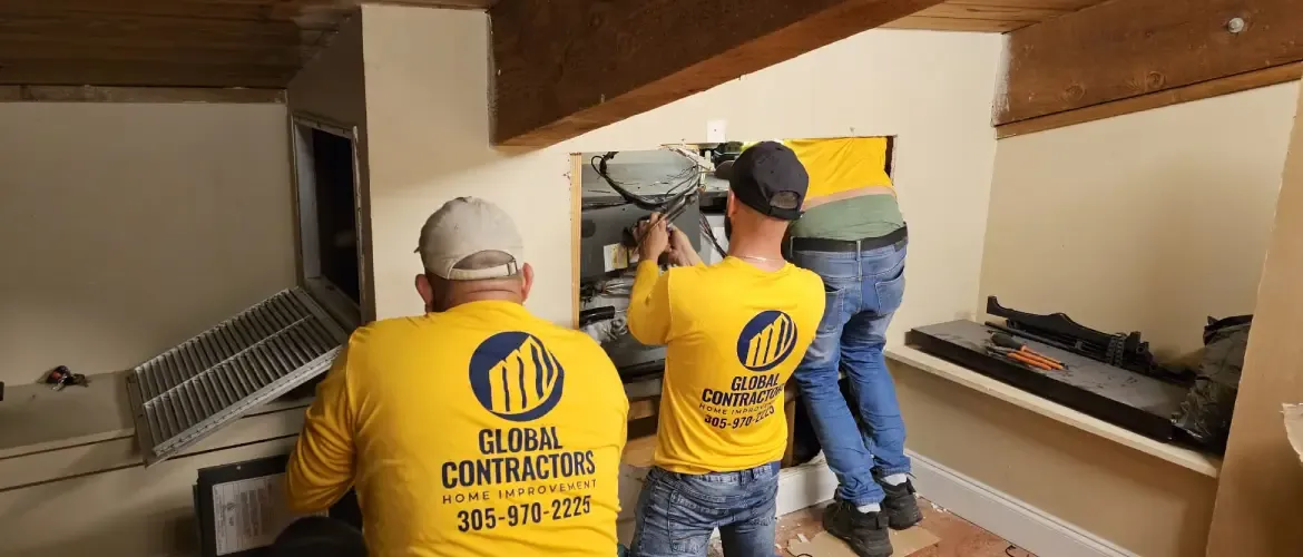 Cuadrilla de Global Contractors instalando un sistema de HVAC nuevo