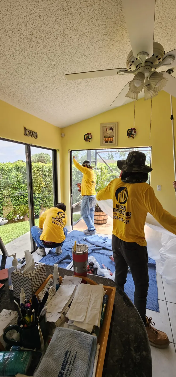 Cuadrilla de Global Contractors instalando ventanas de impacto en un solario