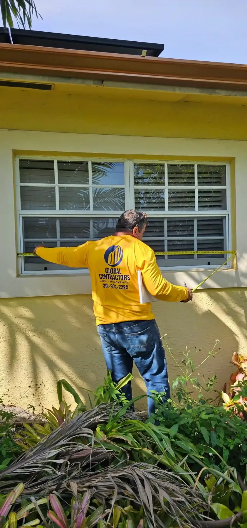 Instalador colocando una ventana de impacto nueva