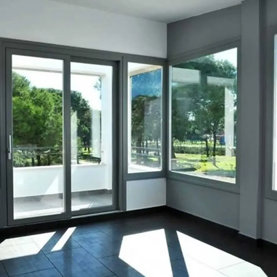 Habitación con ventanas de impacto nuevas de piso a techo