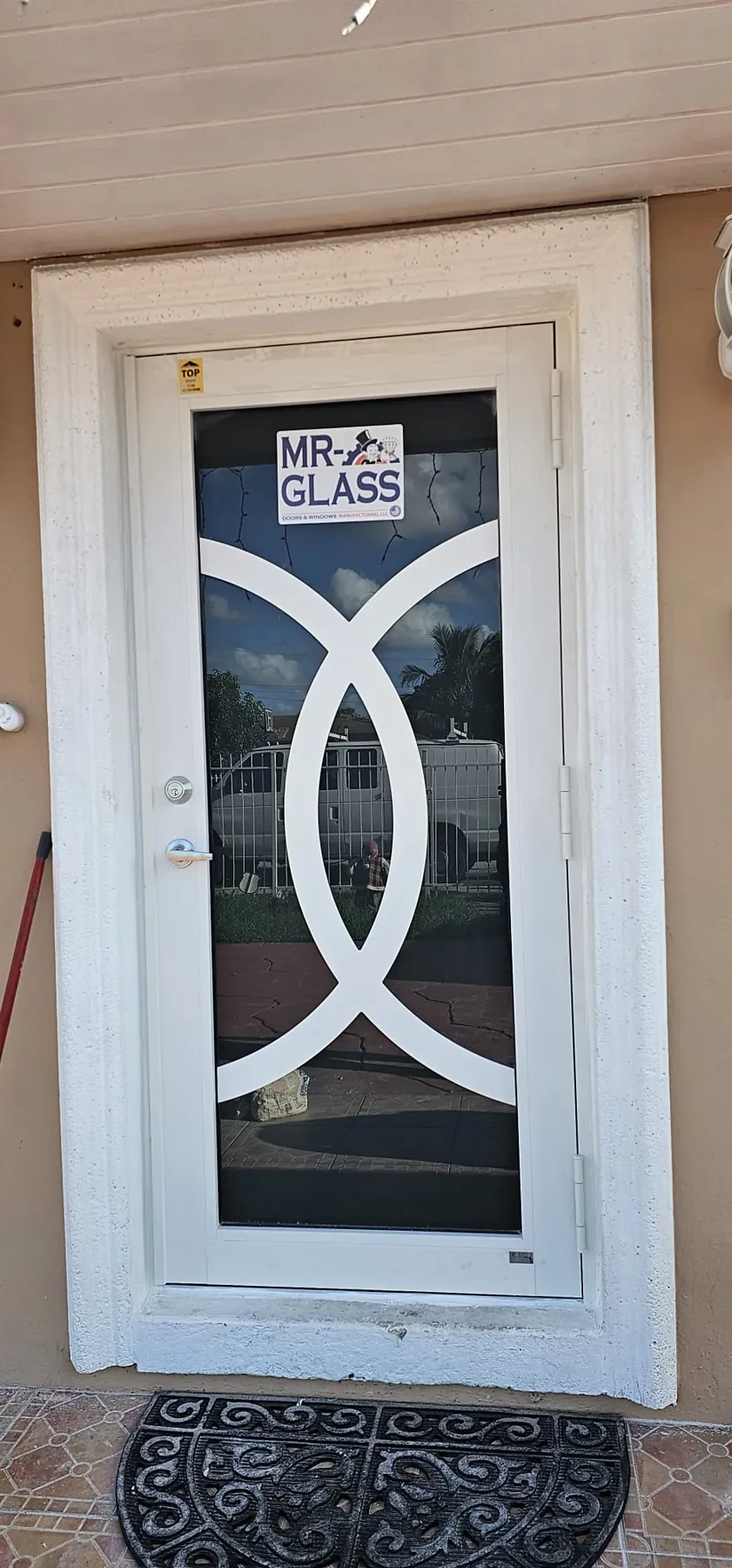 Puerta de entrada de impacto blanca con diseño decorativo de círculos