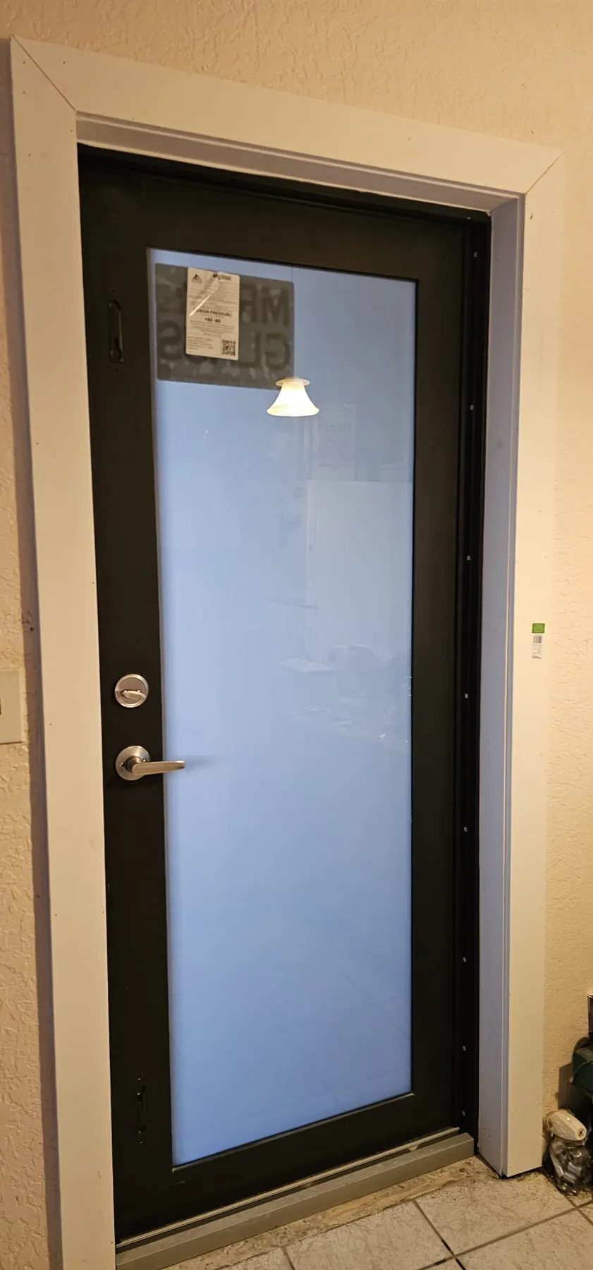 Puerta de entrada de impacto negra con vidrio esmerilado