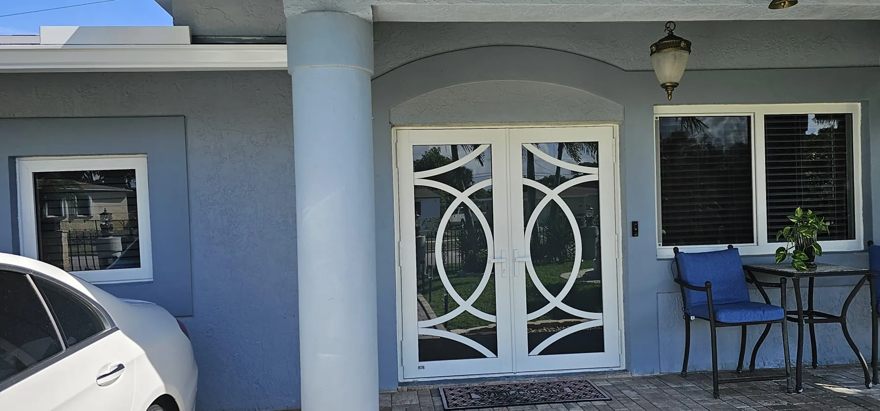 Puertas francesas de impacto blancas con un diseño decorativo de círculos