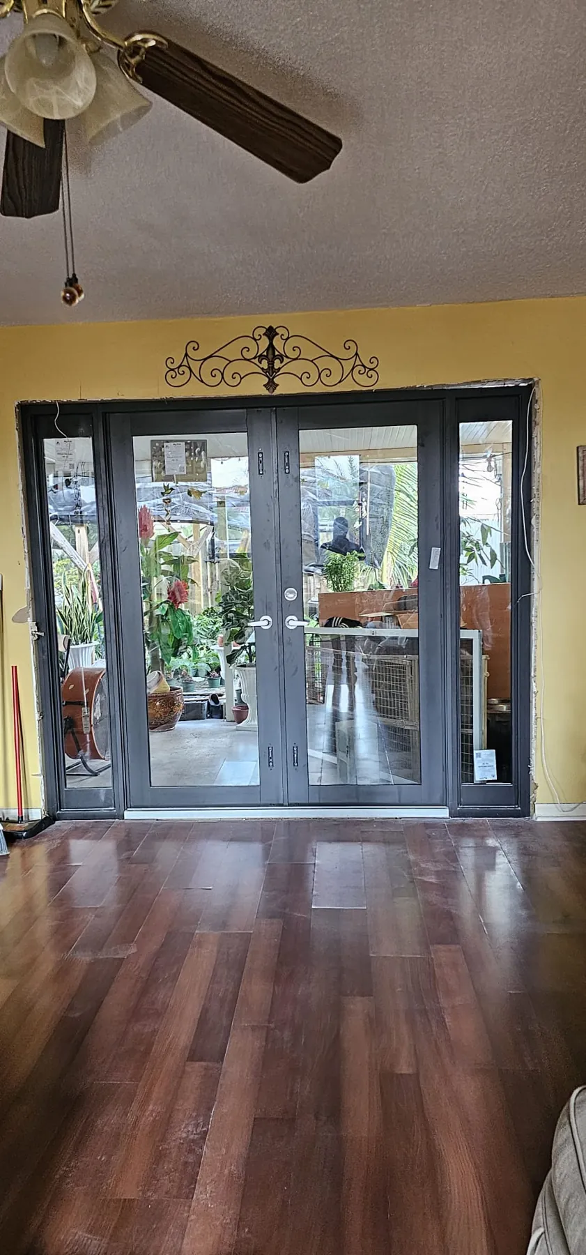 Puertas francesas de impacto vistas desde adentro de la casa