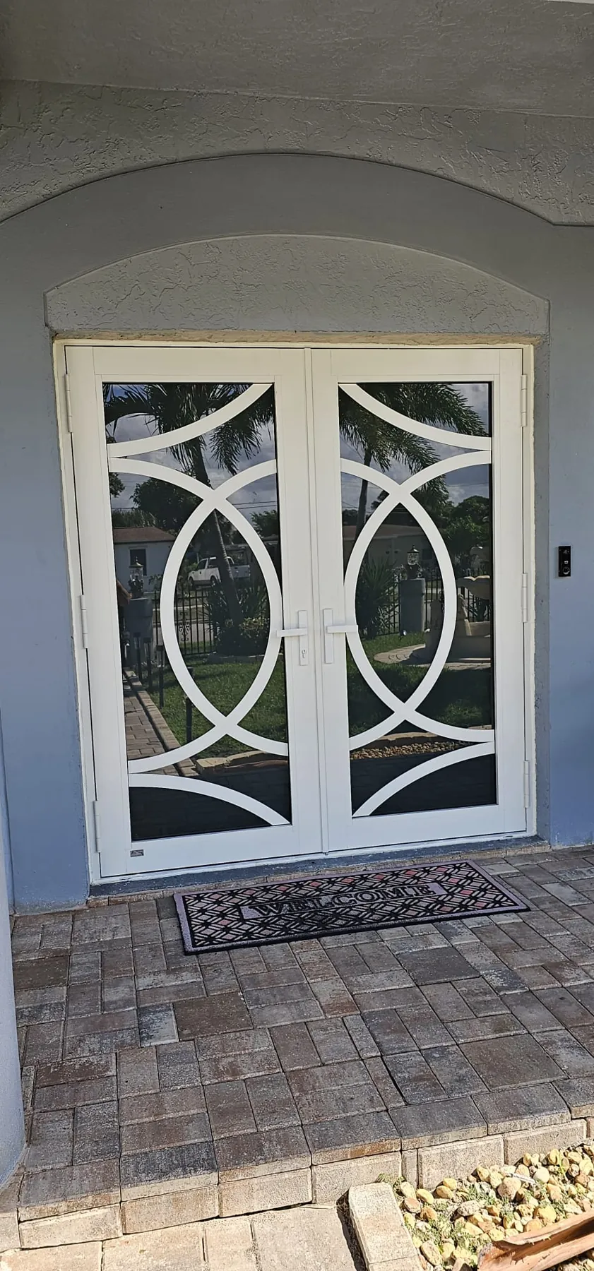 Puertas dobles de impacto blancas con diseño de círculos