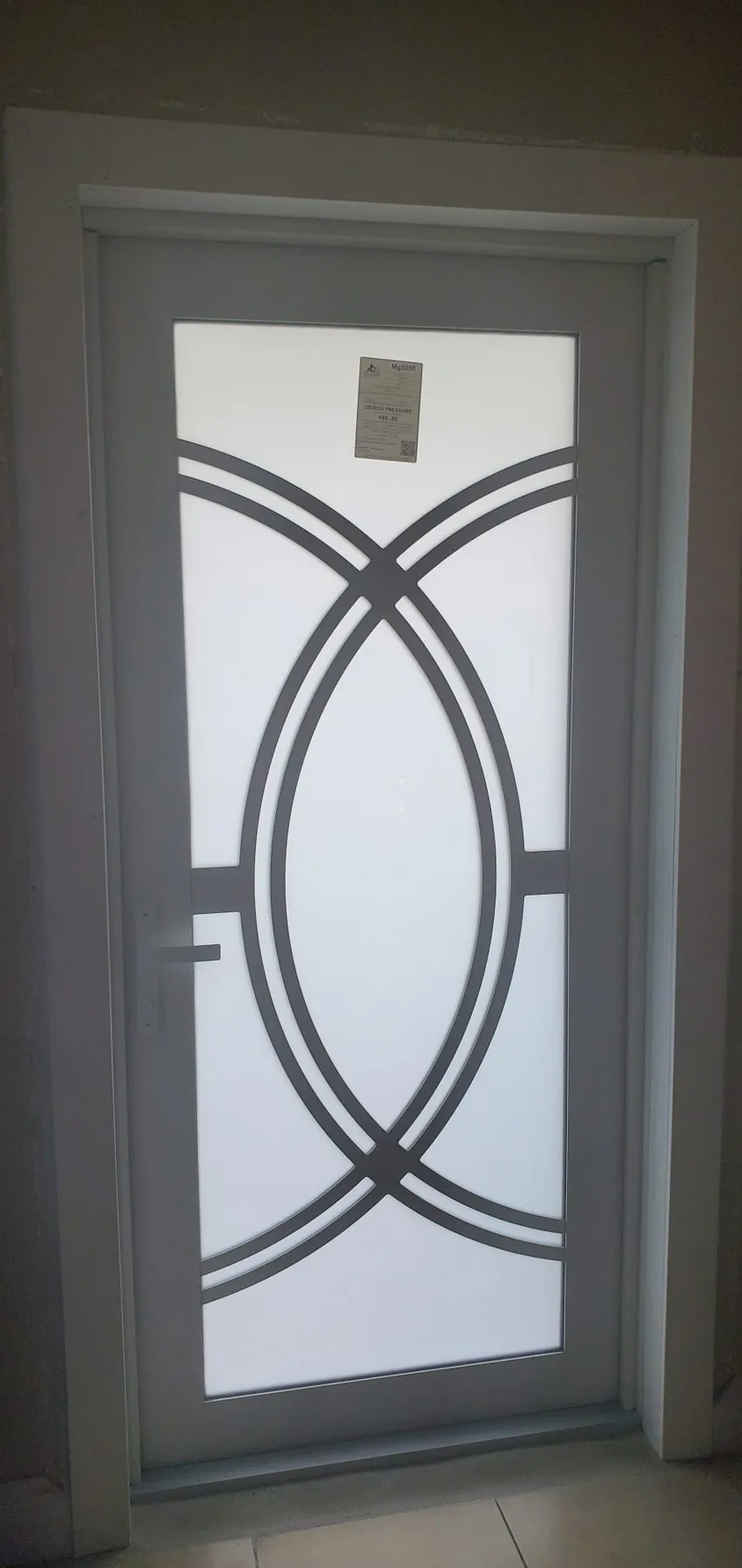 Puerta de entrada de impacto con diseño decorativo ovalado
