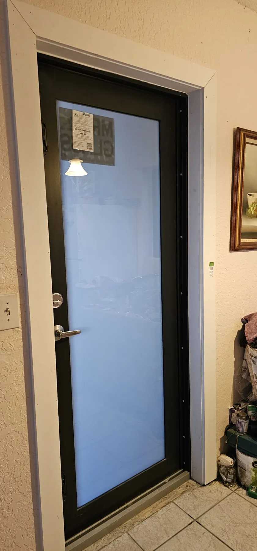 Puerta de entrada de impacto negra con vidrio esmerilado, vista desde adentro