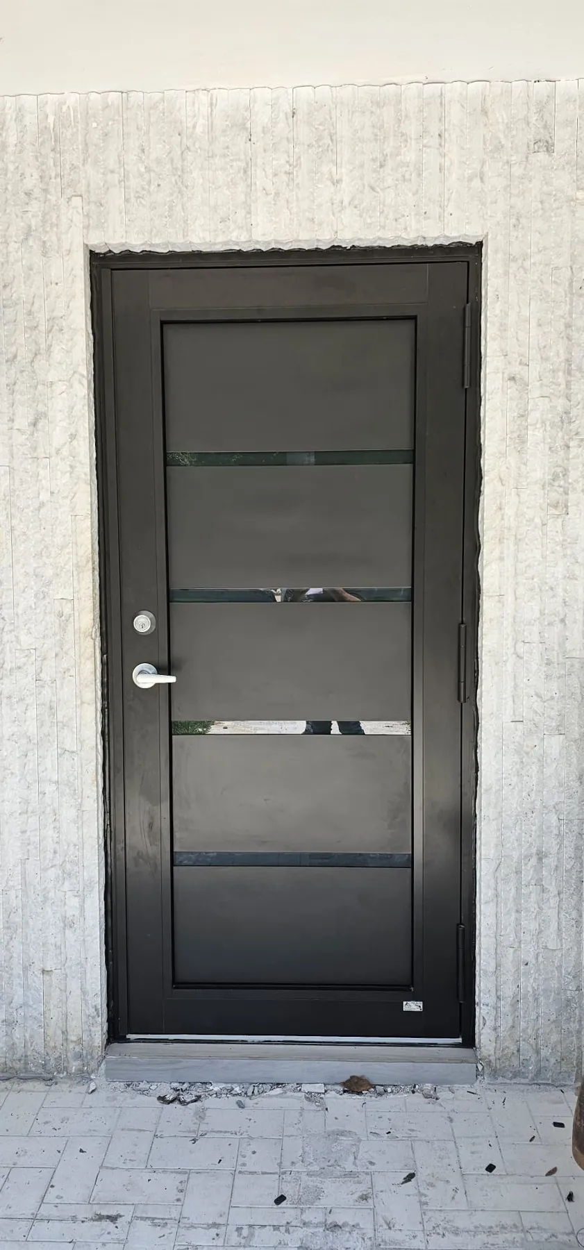 Puerta de entrada de impacto moderna oscura, vista desde afuera
