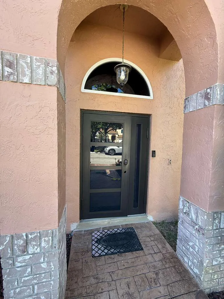 Puerta de entrada de impacto oscura bajo una entrada en arco