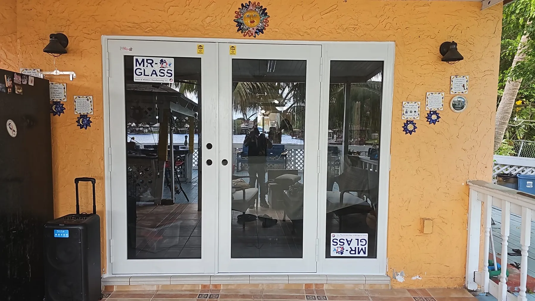 Puertas francesas de impacto blancas con panel lateral