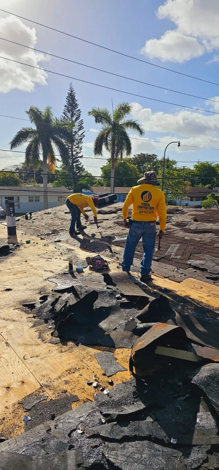 Cuadrilla de Global Contractors quitando un techo de shingle viejo