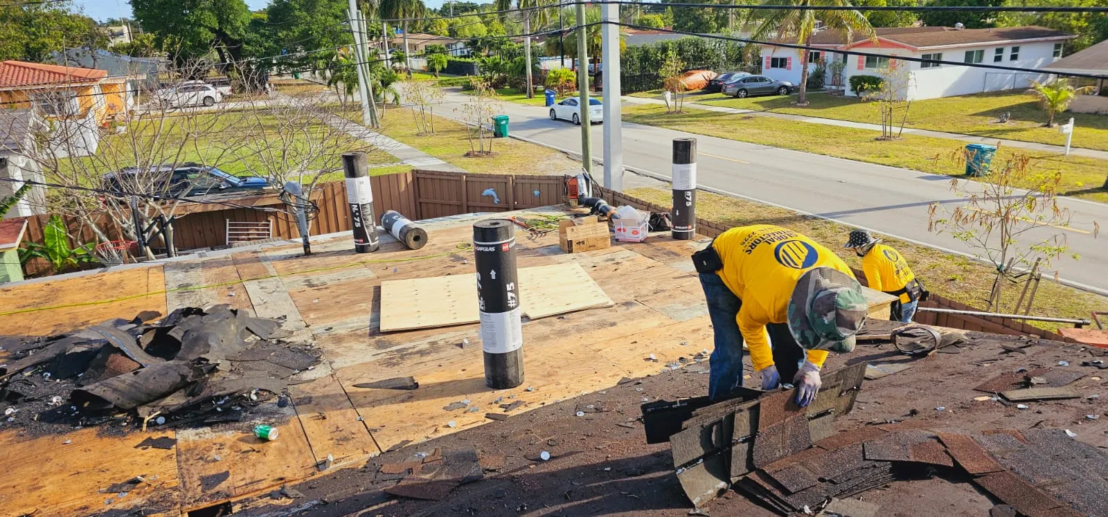 Cuadrilla de Global Contractors quitando un techo de shingle viejo