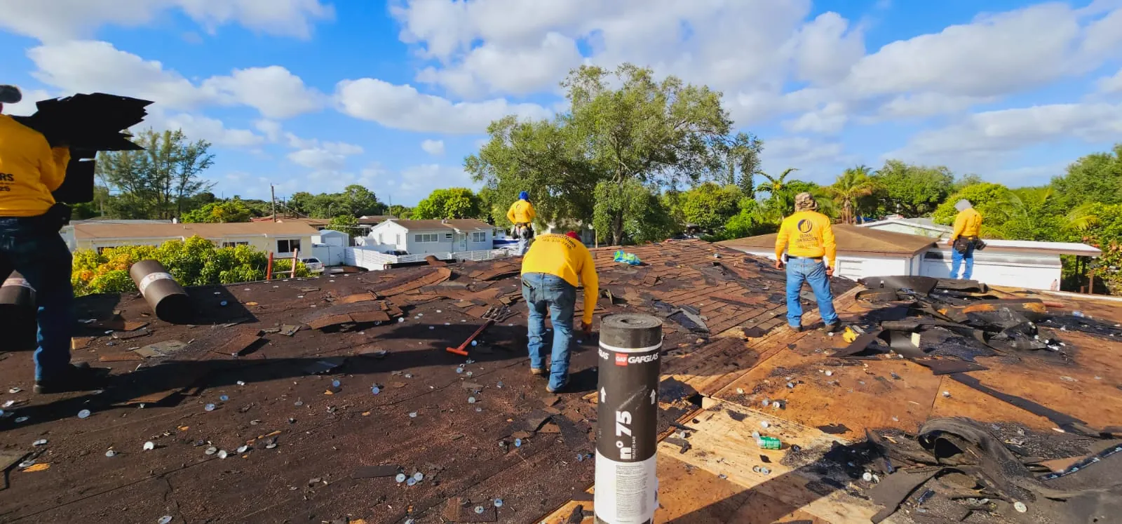Cuadrilla de Global Contractors quitando un techo de shingle viejo
