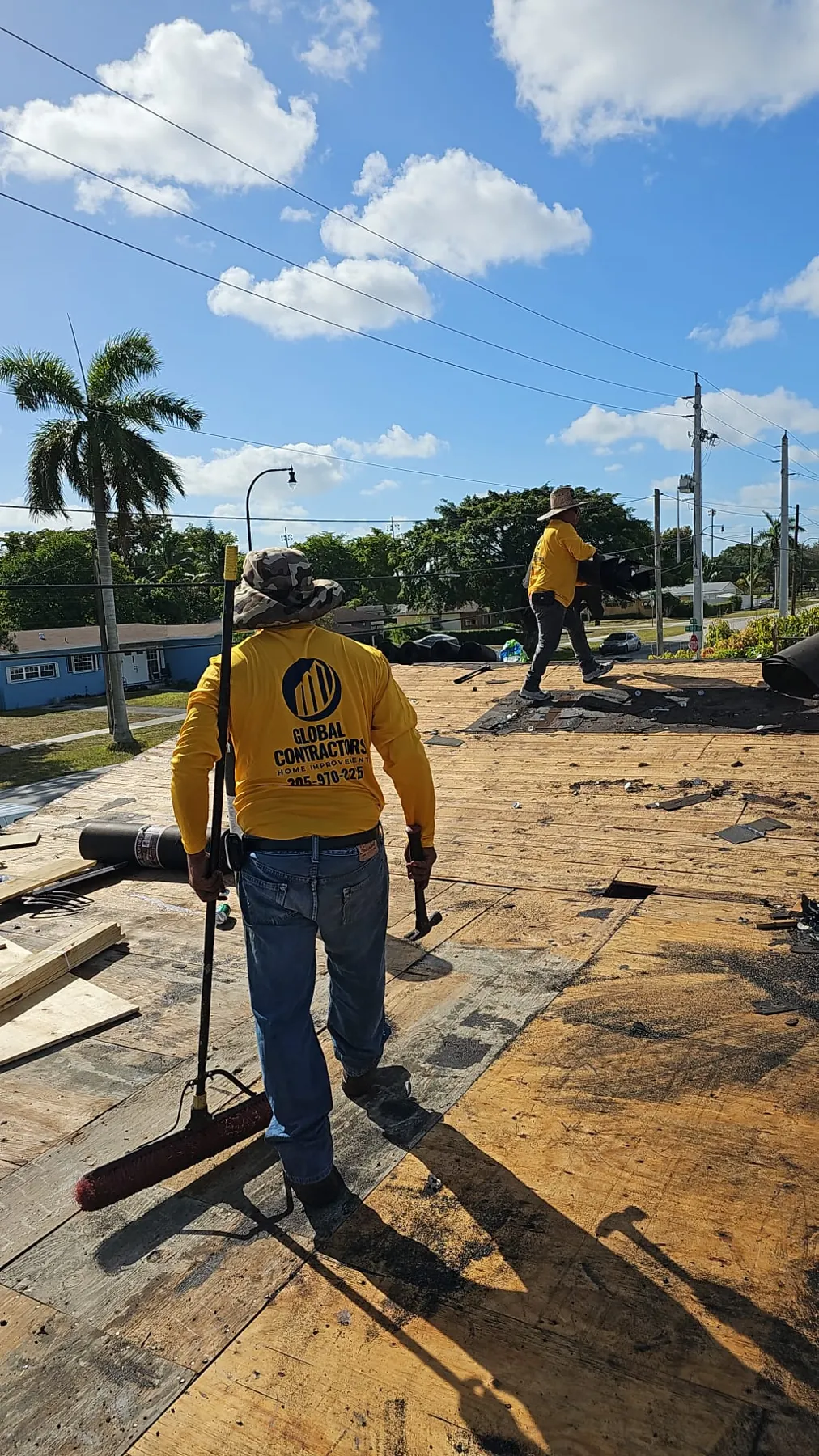 Cuadrilla de Global Contractors quitando un techo de shingle viejo