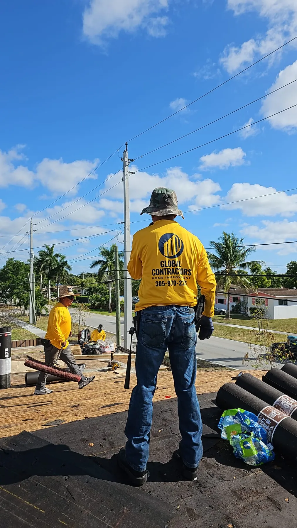 Cuadrilla de Global Contractors quitando un techo de shingle viejo