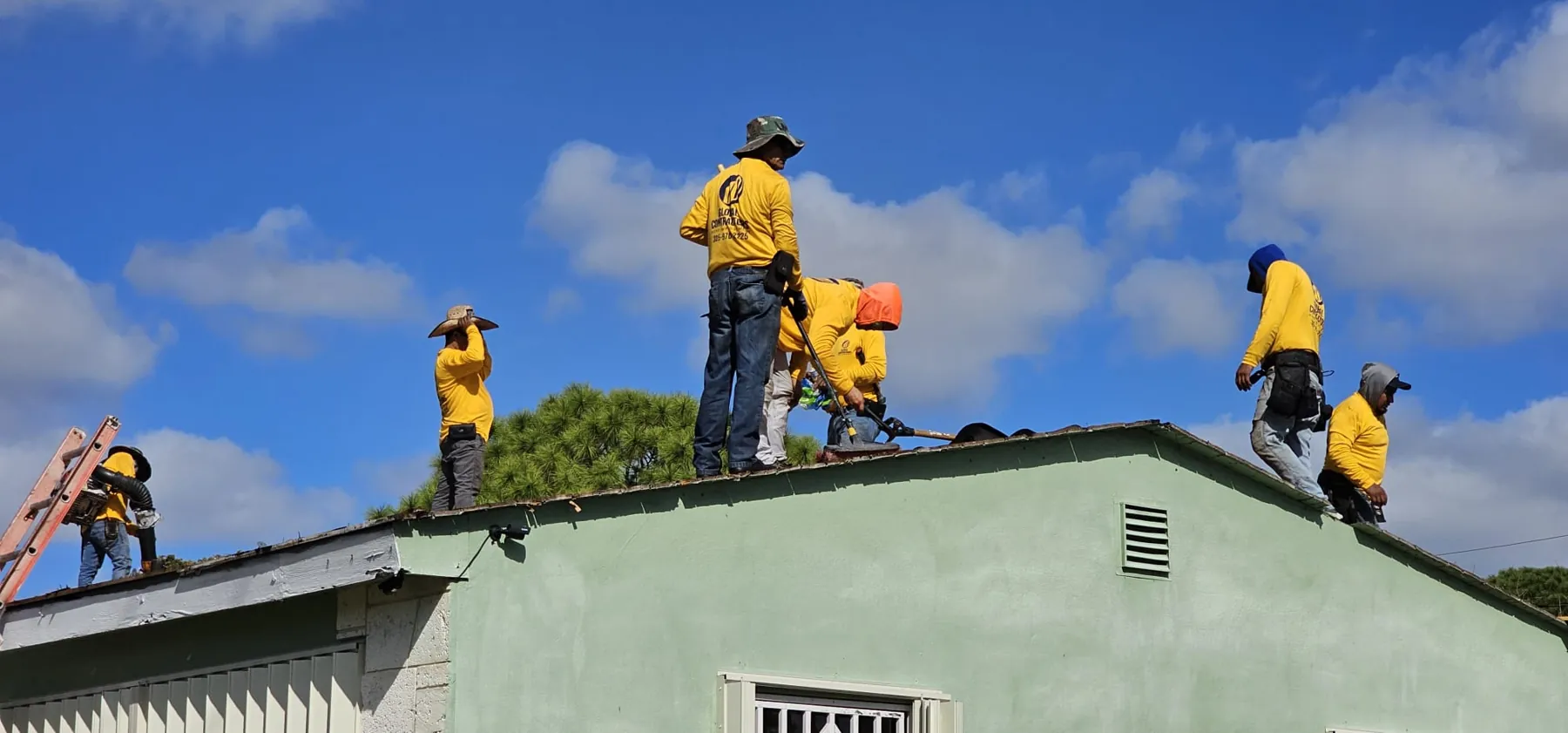 Cuadrilla de Global Contractors trabajando en un techo