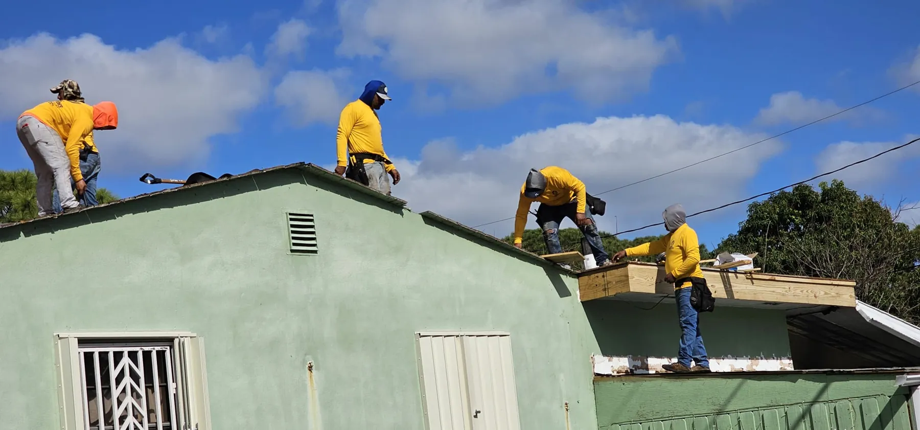 Cuadrilla de Global Contractors trabajando en un techo