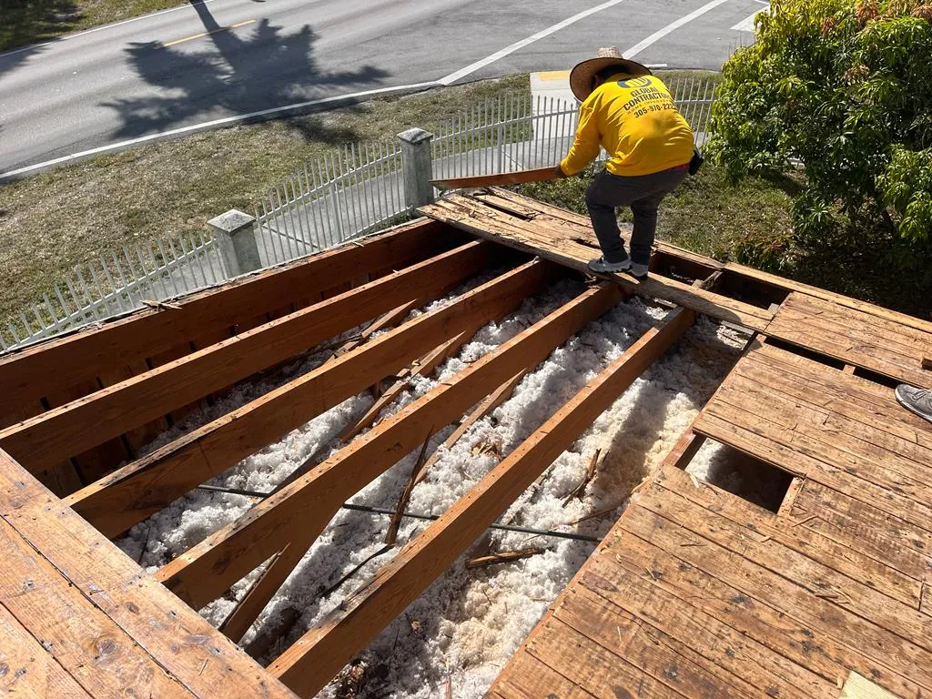 Estructura del techo expuesta durante un reemplazo de techo de Global Contractors
