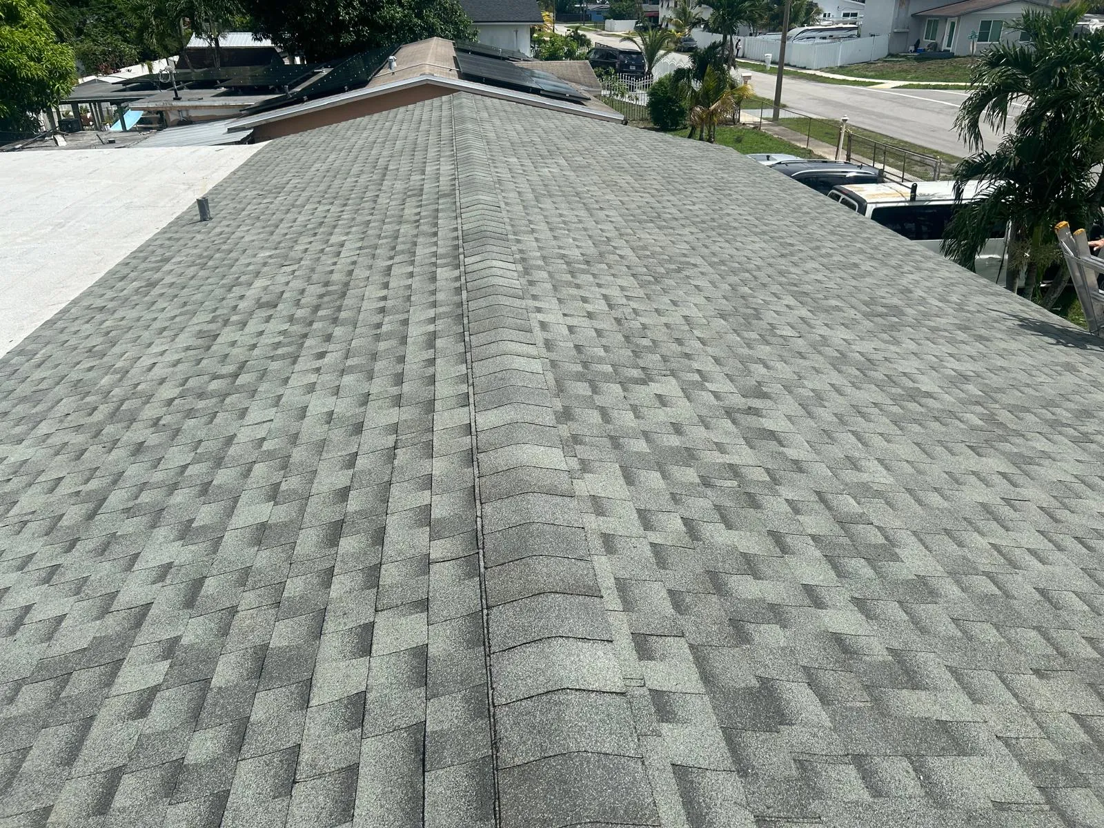Techo nuevo de shingle asfáltico, primer plano