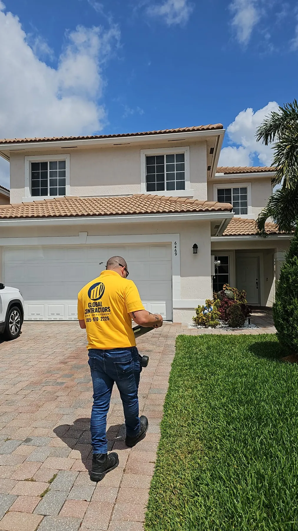 Miembro de la cuadrilla de Global Contractors en la casa de un cliente