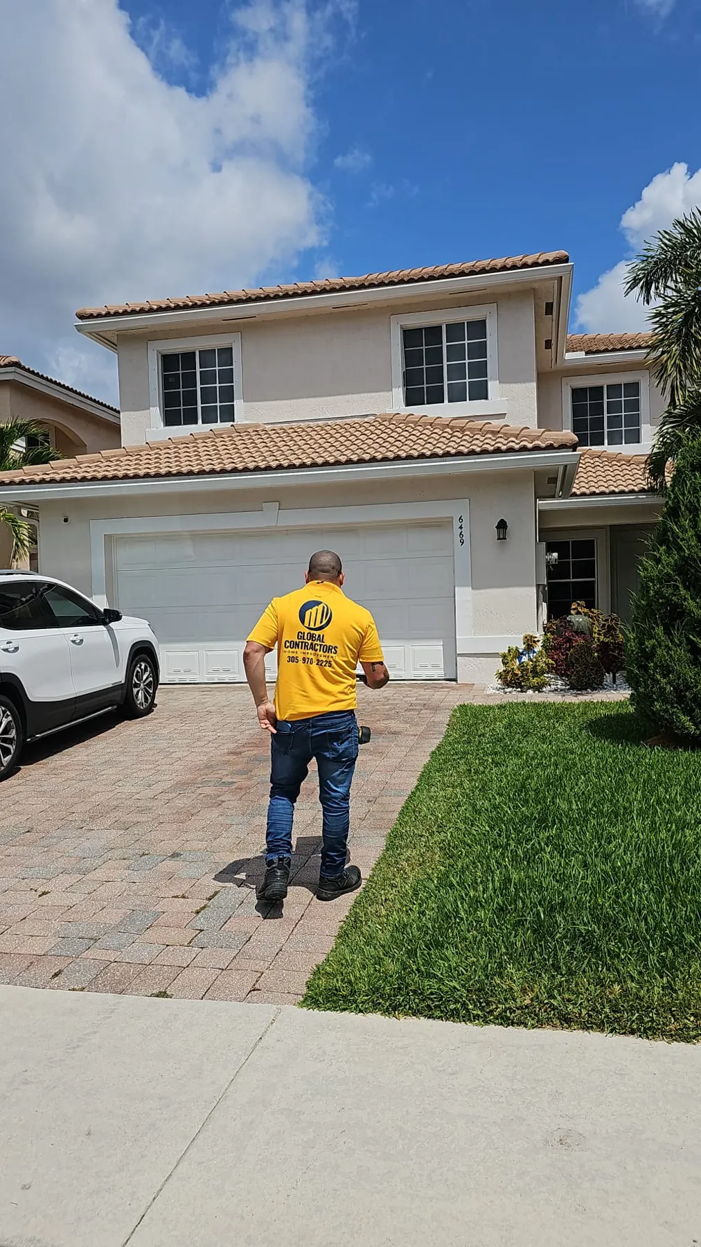 Miembro de la cuadrilla de Global Contractors en la casa de un cliente