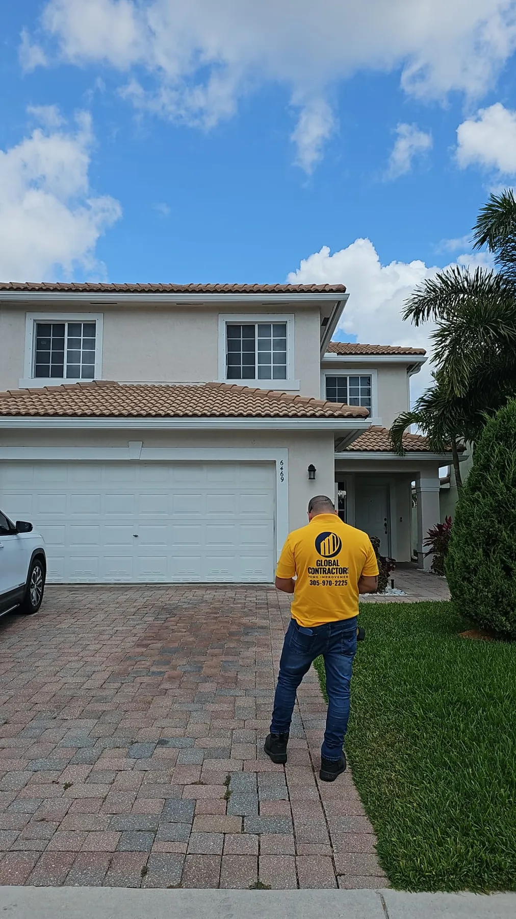 Miembro de la cuadrilla de Global Contractors en la casa de un cliente