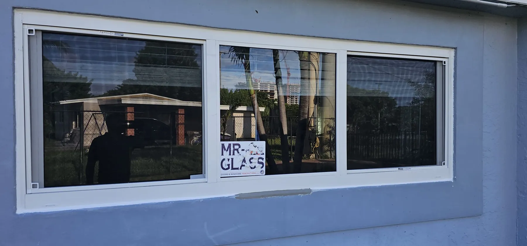 Ventanas de impacto blancas nuevas con etiqueta de Mr. Glass