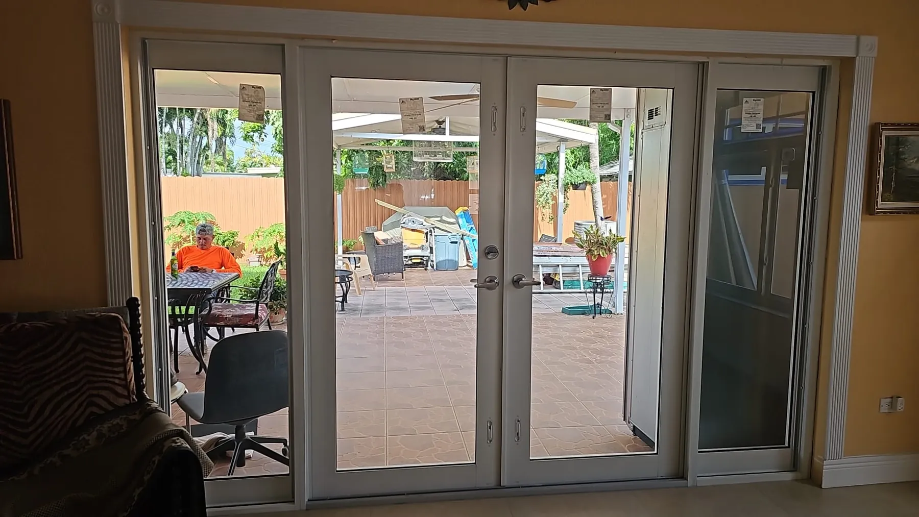 Puertas francesas y corredizas de impacto que dan a un patio, vista desde adentro